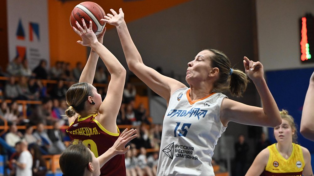 Баскетбольный клуб «Славянка» поделил очки с «Надеждой‑2» в Высшей лиге