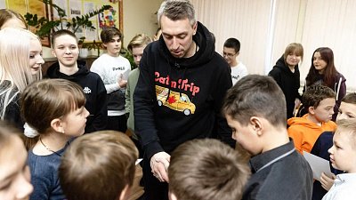 Дотянулись до звезд — челябинские школьники взяли автографы у лучших игроков КХЛ