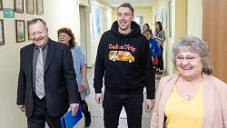 Дотянулись до звезд — челябинские школьники взяли автографы у лучших игроков КХЛ