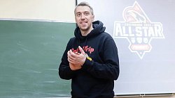 Дотянулись до звезд — челябинские школьники взяли автографы у лучших игроков КХЛ