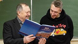 Дотянулись до звезд — челябинские школьники взяли автографы у лучших игроков КХЛ