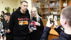 Дотянулись до звезд — челябинские школьники взяли автографы у лучших игроков КХЛ