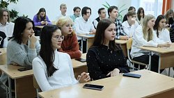 Дотянулись до звезд — челябинские школьники взяли автографы у лучших игроков КХЛ