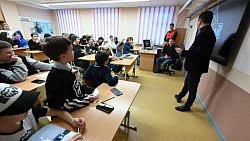 Дотянулись до звезд — челябинские школьники взяли автографы у лучших игроков КХЛ