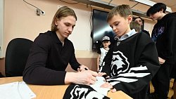 Дотянулись до звезд — челябинские школьники взяли автографы у лучших игроков КХЛ