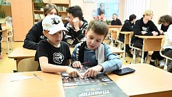 Дотянулись до звезд — челябинские школьники взяли автографы у лучших игроков КХЛ