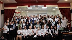 Дотянулись до звезд — челябинские школьники взяли автографы у лучших игроков КХЛ