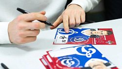 Дотянулись до звезд — челябинские школьники взяли автографы у лучших игроков КХЛ