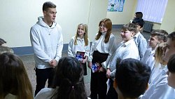 Дотянулись до звезд — челябинские школьники взяли автографы у лучших игроков КХЛ