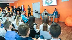 Дотянулись до звезд — челябинские школьники взяли автографы у лучших игроков КХЛ