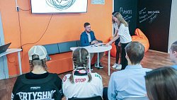 Дотянулись до звезд — челябинские школьники взяли автографы у лучших игроков КХЛ