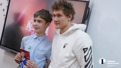 Дотянулись до звезд — челябинские школьники взяли автографы у лучших игроков КХЛ
