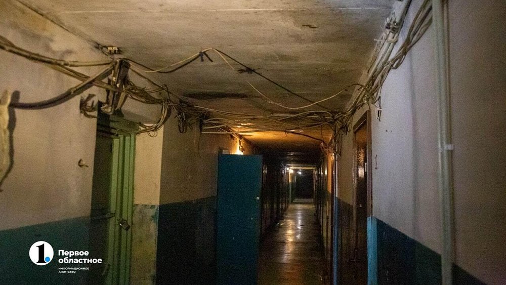 В Челябинске общежитие с разобранной стеной затопило кипятком