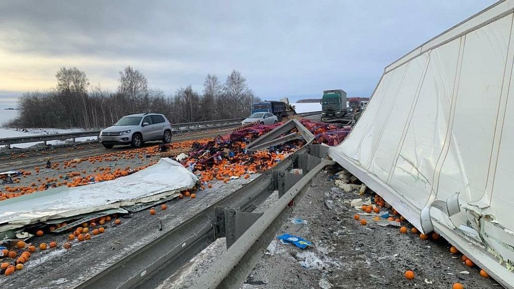 На трассе в Челябинской области после ДТП опрокинулась фура с мандаринами