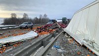 На трассе в Челябинской области после ДТП опрокинулась фура с мандаринами