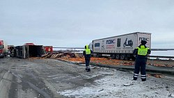 На трассе в Челябинской области после ДТП опрокинулась фура с мандаринами