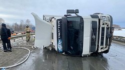 На трассе в Челябинской области после ДТП опрокинулась фура с мандаринами