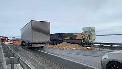 На трассе в Челябинской области после ДТП опрокинулась фура с мандаринами