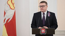 В День Конституции Алексей Текслер вручил паспорта 31 челябинскому школьнику