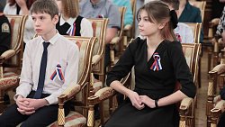 В День Конституции Алексей Текслер вручил паспорта 31 челябинскому школьнику