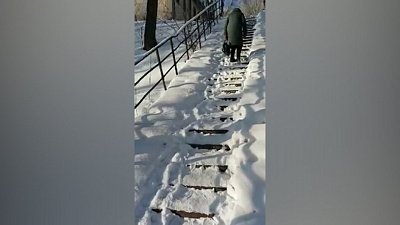 В Златоусте жители жалуются на заснеженные лестницы возле больницы