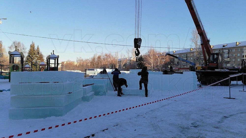 В Копейске вандалы сломали часть ледового городка