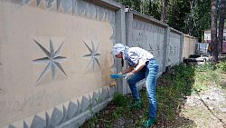 Как в галерее: в Снежинске горожане расписали бетонный забор возле храма