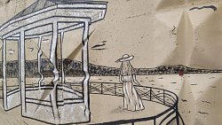 Как в галерее: в Снежинске горожане расписали бетонный забор возле храма