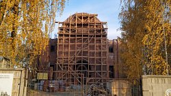 Как в галерее: в Снежинске горожане расписали бетонный забор возле храма