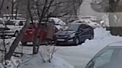 В Магнитогорске водитель несколько раз поцарапала другой автомобиль и уехала с места аварии