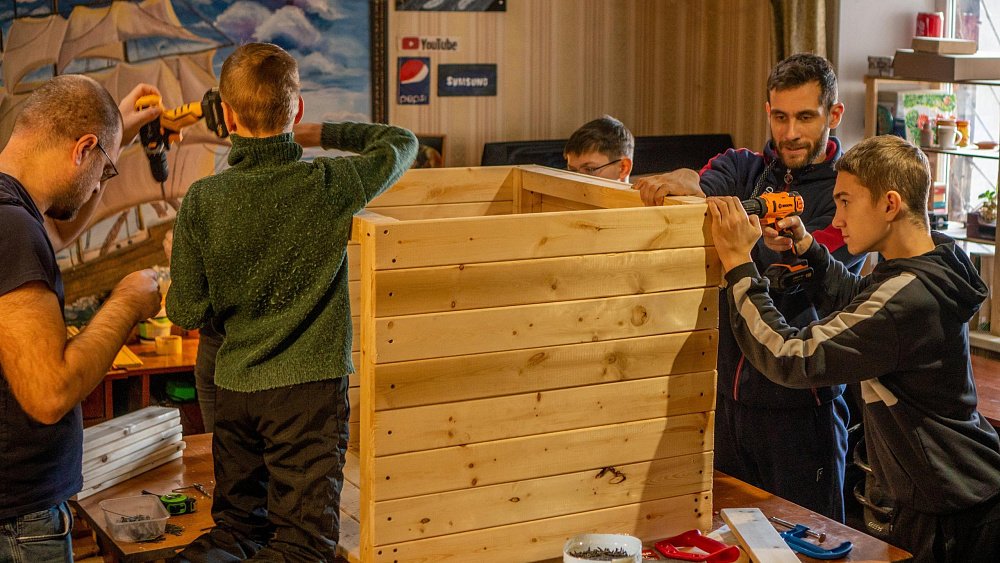 В Челябинске дети из приютов смастерили будки для бездомных собак