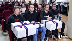 Челябинским спортсменам подарили новую современную экипировку и коньки