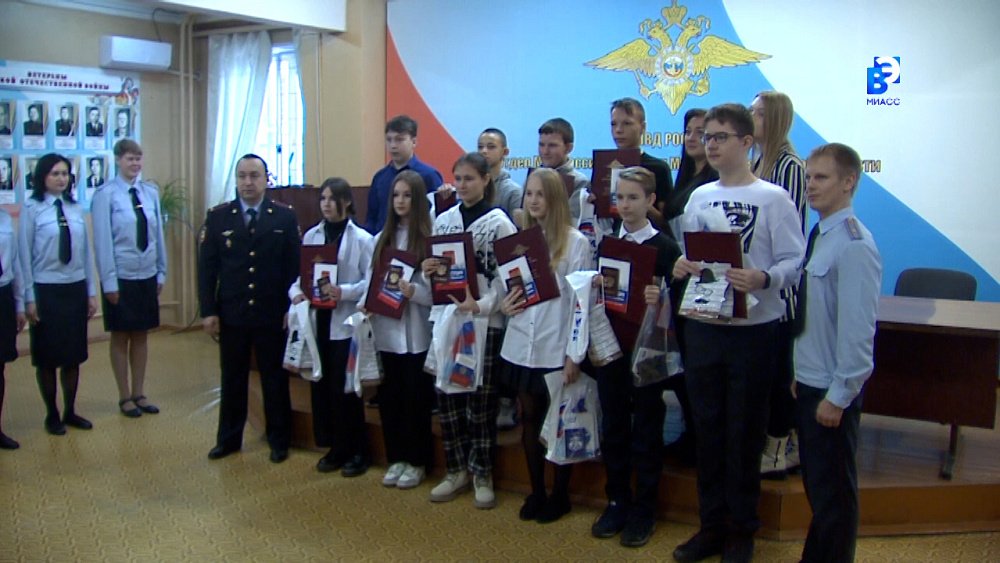 Школьники Миасса получают паспорта