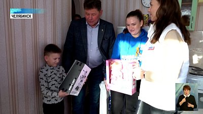 Детям дарят подарки