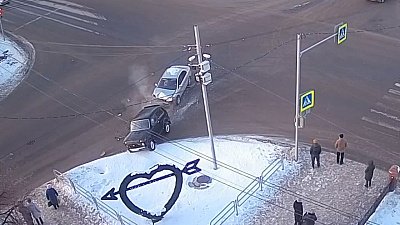 В Копейске на пустом перекрестке столкнулись две машины