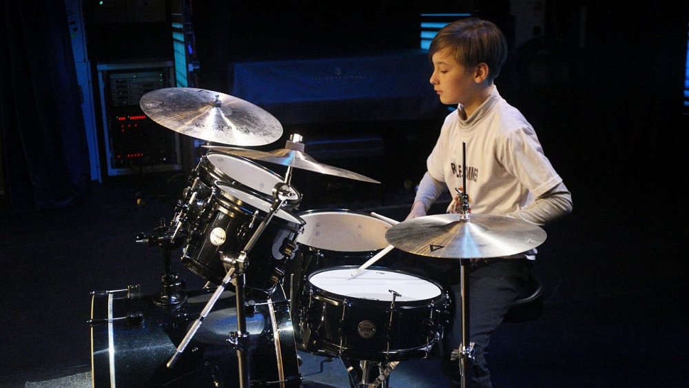 Ирина Текслер подарила юному музыканту из Челябинска барабанную установку