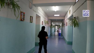 В Чебаркуле женщина бросила ребенка на пол