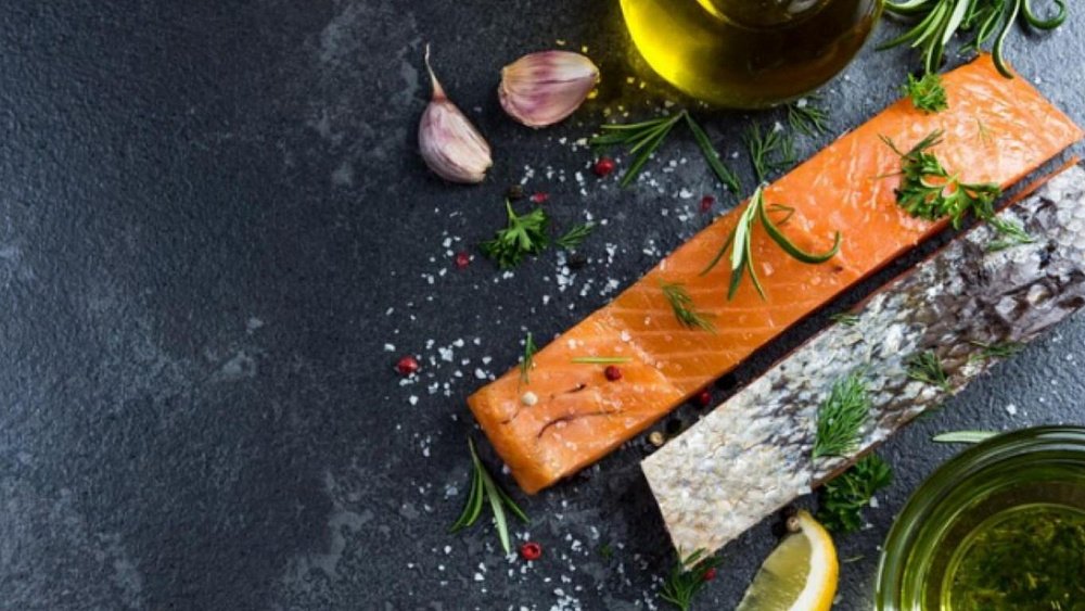 Готовим картофельный салат с копченой форелью