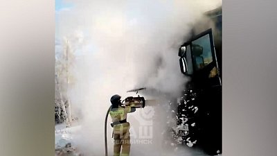 В Челябинске большегруз загорелся на проезжей части