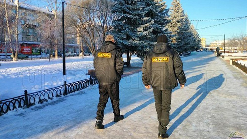 В Копейске новогодние украшения центральной площади охраняют от вандалов