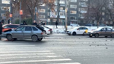 Две легковушки столкнулись в Челябинске
