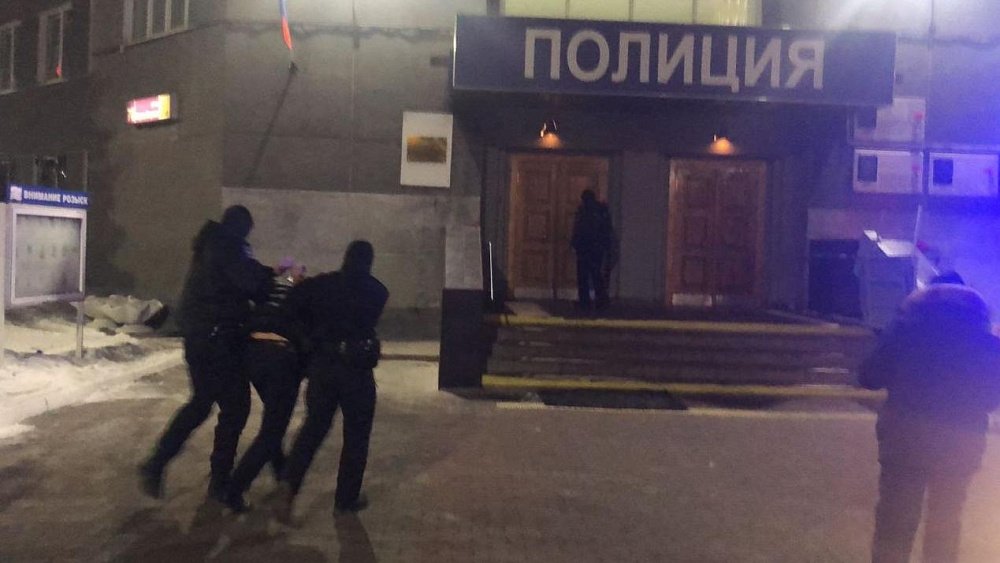 Челябинские полицейские задержали скандально известного блогера из телешоу «Дом‑2»
