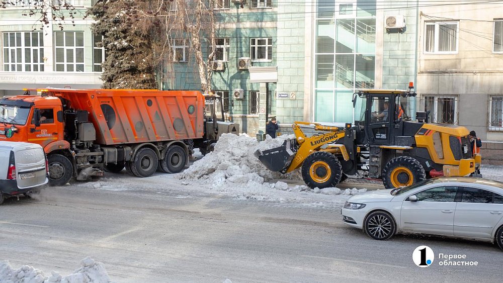 В Челябинске опасные участки дорог обработают реагентами от наледи