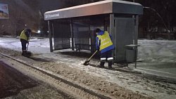 Почти 2200 дорожных рабочих и дворников устраняют последствия ледяного дождя в Челябинске 19 декабря