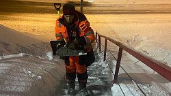 Почти 2200 дорожных рабочих и дворников устраняют последствия ледяного дождя в Челябинске 19 декабря