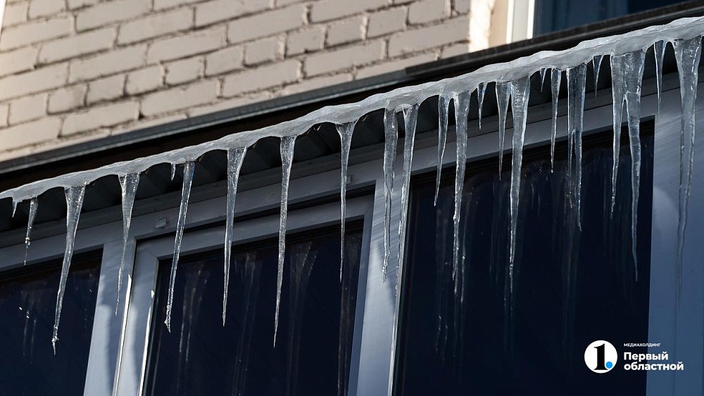Мэр Челябинска поручила очистить крыши домов от сосулек и снега