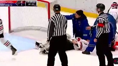 Юный хоккеист из Челябинска получил серьезную травму во время матча в Сургуте