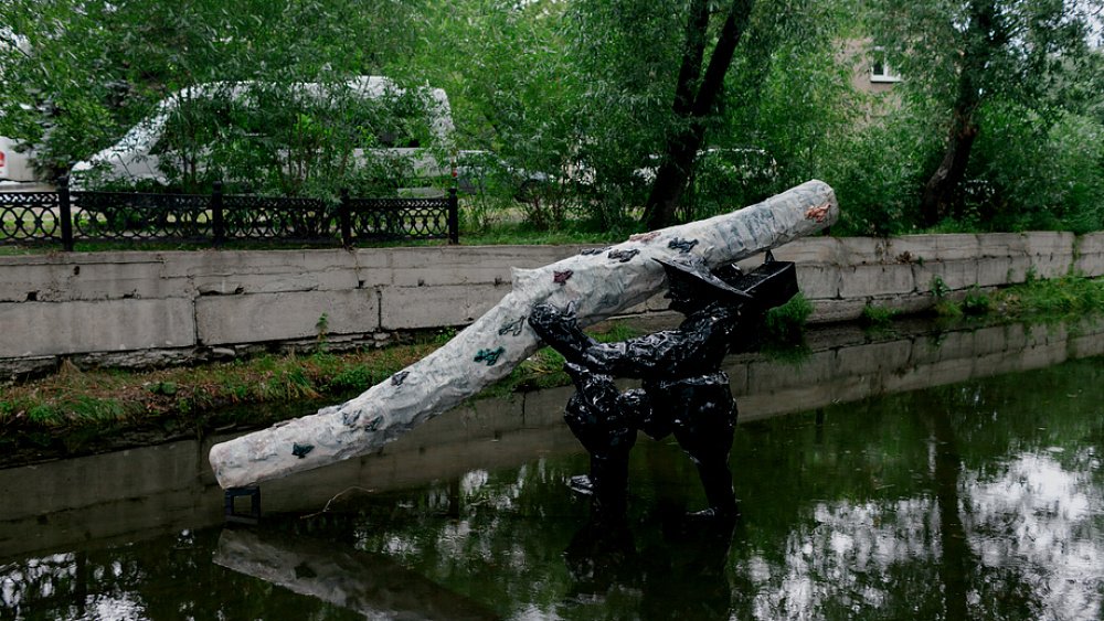 В Челябинской области жители требуют убрать «мужика с дразнилкой»