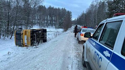 В Челябинской области школьный автобус опрокинулся на трассе