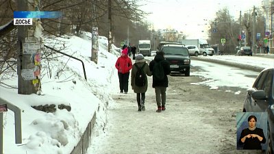 В Челябинске борются со снегопадом и гололедом